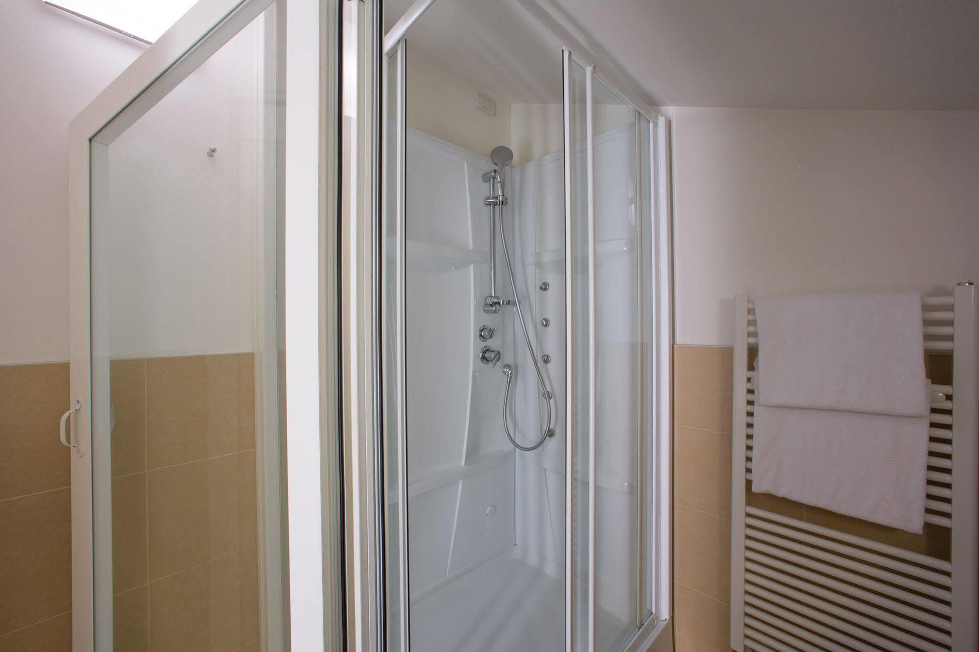 Hotel Forlanini 52 Parma Kültér fotó