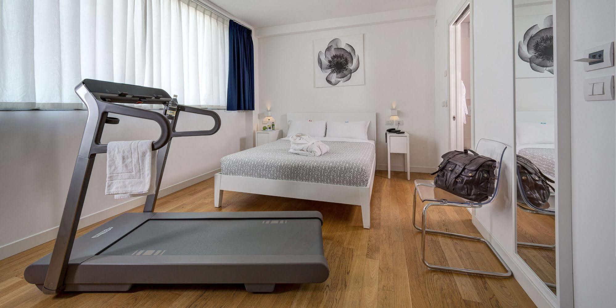 Hotel Forlanini 52 Parma Kültér fotó