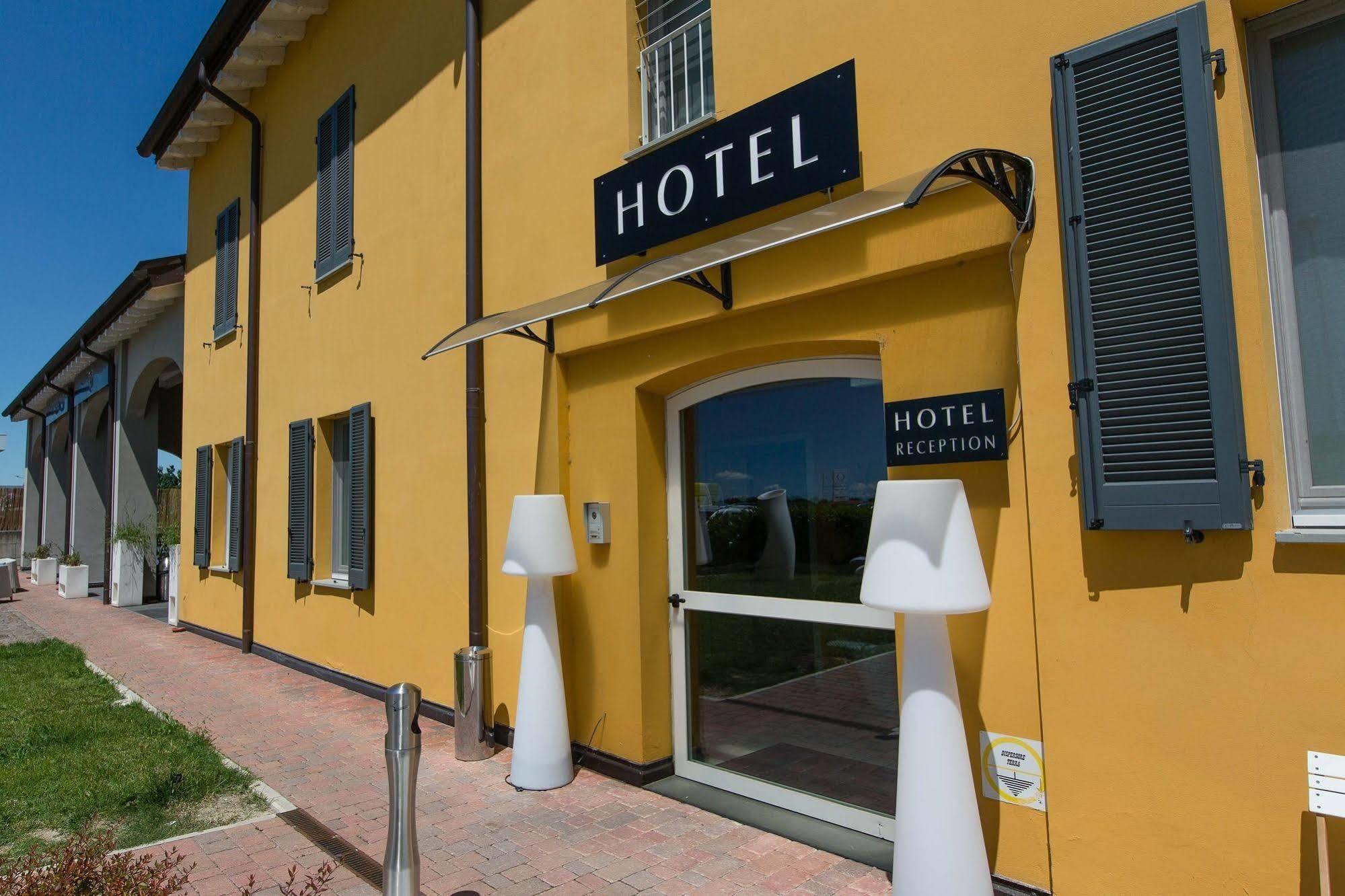 Hotel Forlanini 52 Parma Kültér fotó